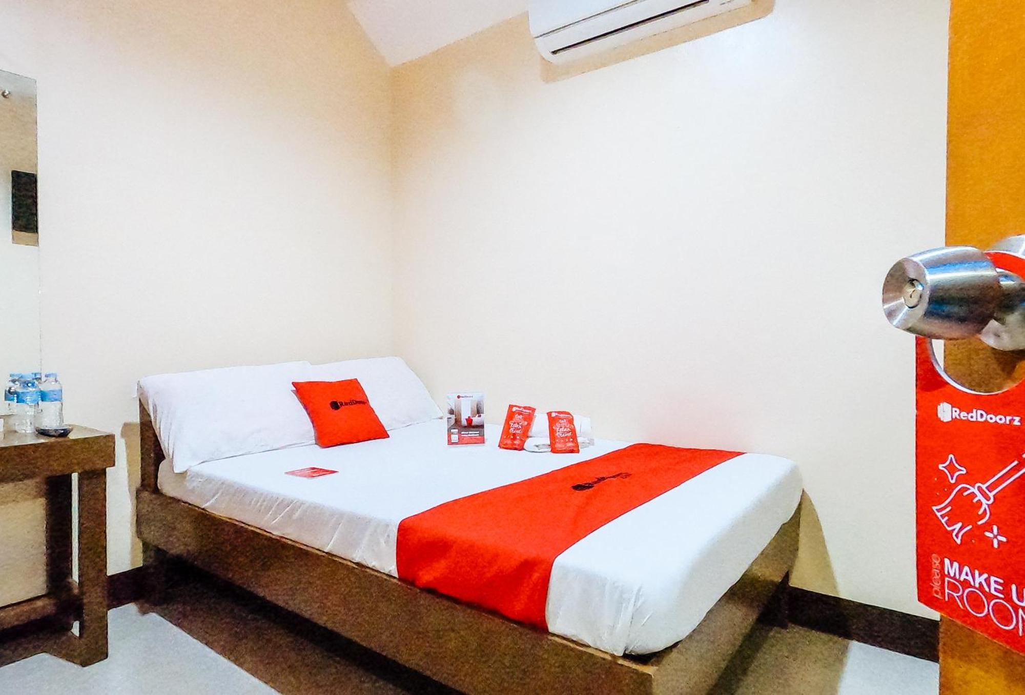 Hotel Reddoorz @ Pamaong Street Tagbilaran City Exterior foto
